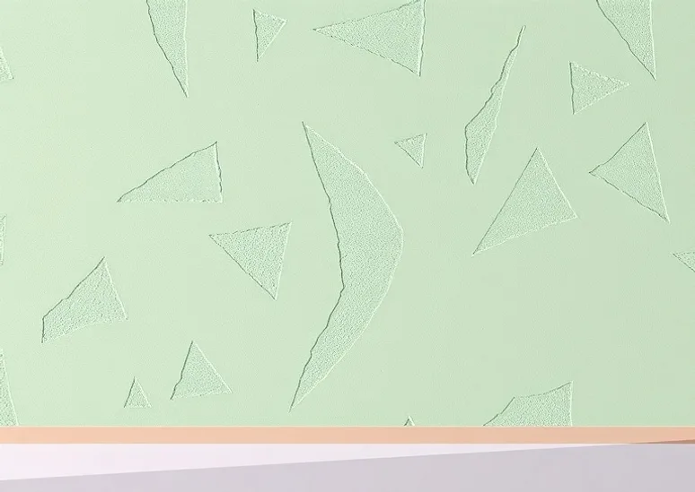 Application d'un enduit décoratif à la lisseuse sur un mur